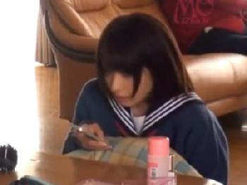 こたつの中で無防備晒してた友人の妹に中出し！素人女子校生美少女のエロ動画