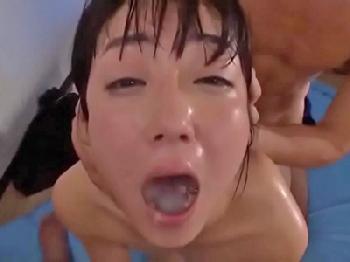 スクール水着ミニ系娘たちが口と舌犯される壮絶イラマチオファックロリパイパン顔射乱交のエロ動画