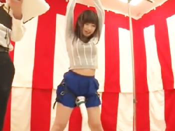 素人娘が拘束されてデンマ固定状態でクイズに挑戦→失敗して即ファック罰ゲーム美少女のエロ動画