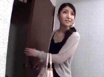 幼稚園に送った後の美人奥さんを尾行→自宅押しかけ中出しレイプ!巨乳人妻ハメ撮りのエロ動画