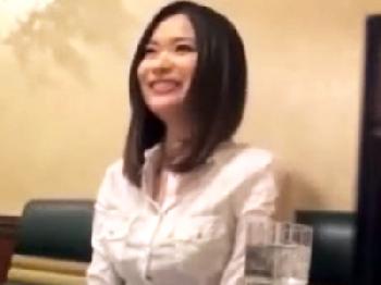 欲求不満の美形奥さんがナンパ師とホテルで不貞ハメ撮りして絶頂しまくり人妻素人のエロ動画