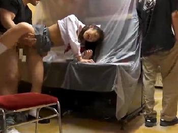 営業中のゲーセン内で女子校生をバイブ調教！声を殺しながら露出パコ素人美少女ロリのエロ動画