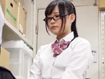 万引きで捕まえた女子校生に口止めとして体を要求!他の店員も交えて中出し輪姦性的暴行!美少女パイパンめがねレイプ3Pのエロ動画