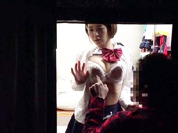 最近話題のマジックミラー越しに女子校生を見るお店での裏オプ巨乳素人美少女お姉さんのエロ動画