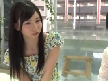 「でっ出てる！？」男友人と素股ミッション→あっさり挿入事故った女子大生W素人美少女のエロ動画