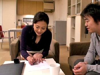 夫が単身赴任で欲求不満な奥さんが自宅にやってくる男たちと即ずぼ三昧巨乳人妻三咲恭子のエロ動画