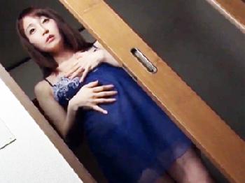 欲求不満の義理の母が娘婿の自慰行為を目撃して禁断の行為に‥人妻顔射近親相姦のエロ動画