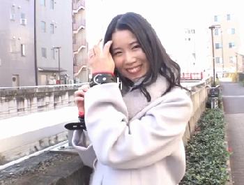 見た目清純清楚そうに見えるのに手錠に野外露出調教で感じる性的変態尻軽女！巨乳素人痴女のエロ動画