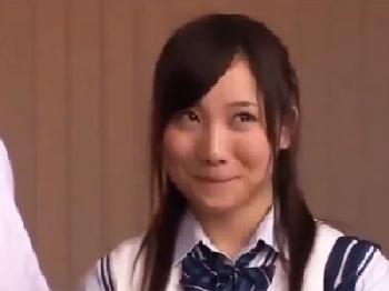 大人しい性格の巨大バスト女子校生娘がクラスメイト二人との3Pで本気イキ巨乳美少女顔射のエロ動画