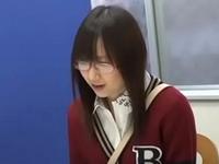 アルバイトの面接にやってきためがねっ娘が鬼畜店長に性的暴行される素人コスプレ中出し顔射ハメ撮りレイプのエロ動画