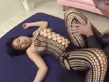 網タイツから破けて巨乳が出てきそうなムチムチ恵体を堪能し尽くす濃密性行為痴女パンストパイズリ塚田詩織のエロ動画