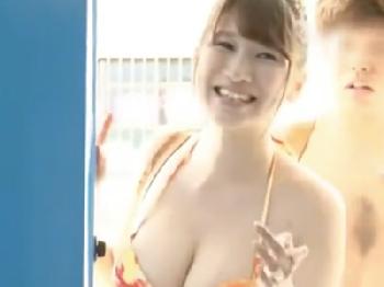 彼氏がマジックミラー越しにいるにも関わらず他人棒を受け入れる巨大乳房素人巨乳美少女水着中出しのエロ動画