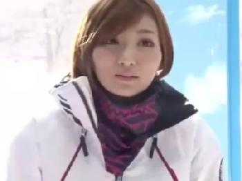 マジックミラー号で友人同士が素股みたいなマッサージして結局中出しSEXっちゃう巨乳素人お姉さんのエロ動画