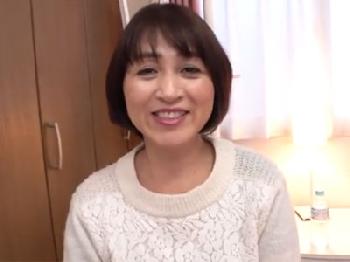 朗らかに笑う癒し系の中年女性妻がガチ生中出しで月経を取り戻す人妻熟女のエロ動画