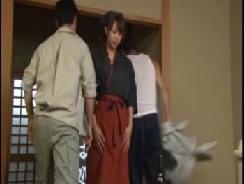 蕎麦屋のアルバイト娘が注文をとりにいったら陵辱され抵抗→結局感じてるじゃんW素人お姉さんフェラレイプのエロ動画