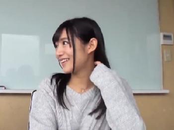 空気椅子ゲームで耐え切れずにガマン汁たらたらの他人棒に腰を沈めてしまった美形少女彼女‥素人美少女痴女中出しのエロ動画