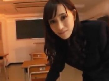 居残り勉強していた生徒に弱みを握られてオモチャにされる女性教師女教師熟女パイパン顔射アナルのエロ動画
