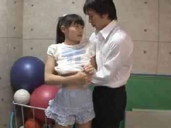 低身長のミニ系美形少女が先輩肉棒で生中出しされて初アクメ体験美少女ロリのエロ動画