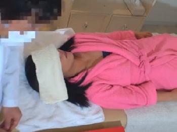 媚薬マッサで白目痙攣繰り返す敏感マンコに容赦なく中出し繰り出す整体師素人お姉さんレイプマッサージのエロ動画