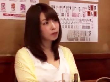 「ここ暑くない‥？」相席居酒屋で会った女がはだけ始めたのでトイレに連れ込みW素人お姉さん痴女のエロ動画