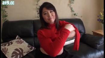 初のセンズリ鑑賞で巨大乳房奥さんが欲情して相互マスターベーション開始！巨乳お姉さん人妻ぶっかけオナニーのエロ動画