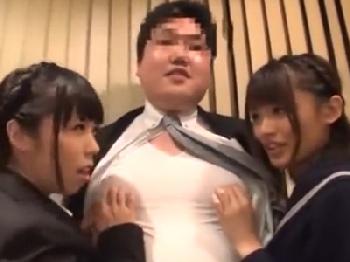 地味な見た目なのにチンポコを挿入されると獣のように腰を振る女子大生素人ロリ痴女のエロ動画