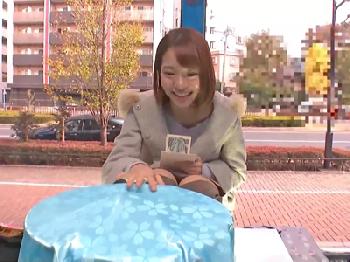 マジックミラー号で電動バイブ体験！生身の人間が欲しくなっちゃう彼氏持ち素人娘を寝取られ巨乳美少女のエロ動画