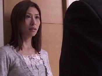 「誰かっ‥助けて‥!」不動産屋を名乗る男に迫られ寝取り陵辱された美人奥様巨乳人妻顔射レイプのエロ動画