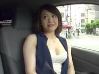 欲求不満なセレブ妻が久々のペニスにヨガりイキ！巨乳素人人妻熟女顔射のエロ動画