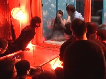 「え、絶対恥ずかしいよ♥」キモ男たちにこんなに見られながらイキ恥を晒した新成人たちW巨乳素人お姉さん露出のエロ動画