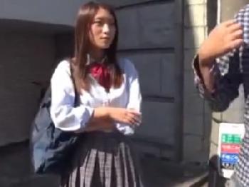 ホンモノ女子校生を強引ナンパ→倉庫に連れ込んで中出しレイプするクズオッサン素人美少女のエロ動画
