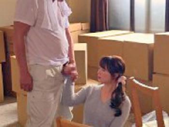 サプライズのために段ボールの中に隠れた私はそこで衝撃的な光景を目撃巨乳お姉さんのエロ動画