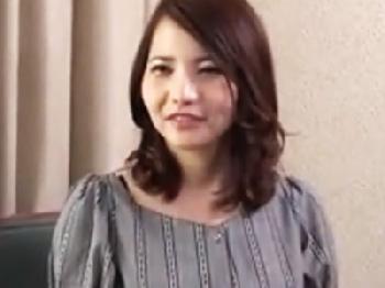 乳首が感度抜群な素人奥さんが夫の出張中に他人棒に中出しされガチ絶頂W巨乳人妻飯山沙織のエロ動画