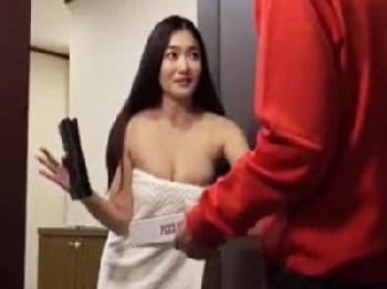 ピザ屋の配達員を確信犯的に誘惑してパコる欲求不満の痴女お姉さん巨乳顔射のエロ動画