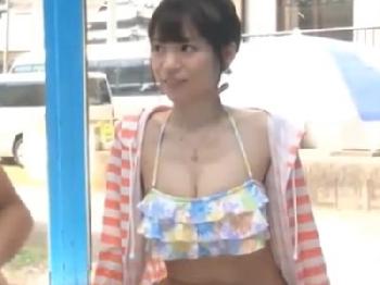 男友人となし崩し中出しセックスしちゃった水着素人巨乳美少女のエロ動画