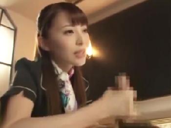 こんな細くて白い手でシコシコされたら射精我慢できないWお姉さん痴女顔射手コキソープのエロ動画