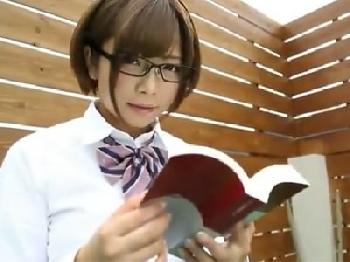 メガネの似合う童顔の美形少女女子校生と禁断のプレイ開始→綺麗なお尻に精液ぶっかけ美少女めがね佐倉まなのエロ動画