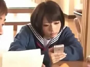 遊びに来たお兄ちゃんの友人にこたつで中出しされる妹女子校生美少女のエロ動画