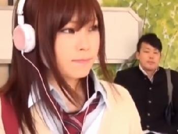 無防備女子校生を痴漢→公衆トイレに連れこんで即挿入!素人美少女のエロ動画