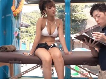 彼氏持ちの水着きれいなお姉さんをビーチでナンパしてオイルマッサで発情させて寝取りファック素人マッサージのエロ動画