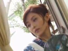 浴衣を着ている熟女をはだけさせて夏のSEXを満喫する！のエロ動画