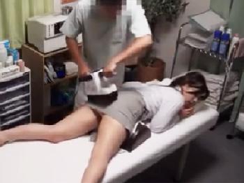 かわいいギャルオフィスレディさんがいかつい電マで大洪水→逆らえずに生パコ素人お姉さんOL中出し盗撮マッサージのエロ動画