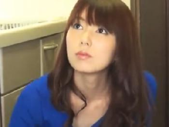 自分の谷間チラで引っ越し業者がフル勃起してるのを発見した美人奥様が‥巨乳痴女人妻のエロ動画