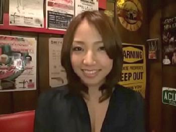 「やだ…撮らないで」バーで働く美人看板娘を店内で容赦なくパコるW巨乳素人お姉さんハメ撮りのエロ動画