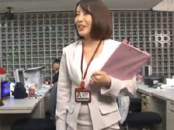 上司の命令で社内見せつけ顔面射精セックスさせられちゃうOLさんお姉さん顔射のエロ動画
