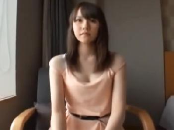 素人の清純清楚系美形お姉さんが敏感なマンコを容赦なく突き込まれて何度も簡単アクメぶっかけのエロ動画