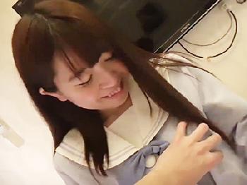 クッソエロイFカップ制服娘が無邪気な笑顔で男性器咥えこむ巨乳素人美少女痴女ハメ撮りのエロ動画