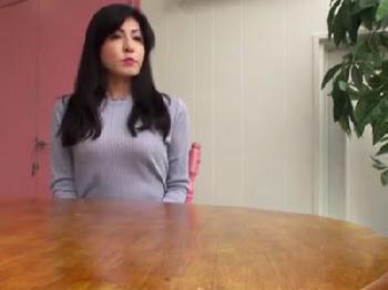 エキゾチックな雰囲気の黒髪ロングオバさんが念願の若ペニスに歓喜人妻熟女のエロ動画