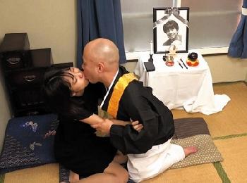 寂しさのあまり一人エッチをしてるところをエロ住職に撮られたマダムは人妻オナニー盗撮のエロ動画