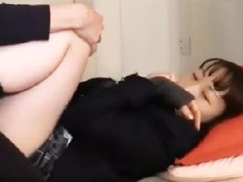 顔頑張って隠すけど中出しされたマンコを大股広げて晒す円光女子校生素人美少女痴女ハメ撮りのエロ動画